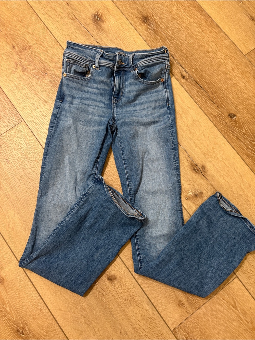 American Eagle Outfitters Straight Leg Jeans in Medium Blue Wash